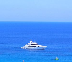 Белоснежная яхта у берега одного из лучших пляжей Кипра