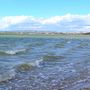 Волны плещутся на Солёном озере в Ларнаке