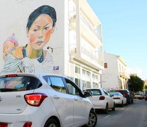Автомобили на городской дороге на Кипре