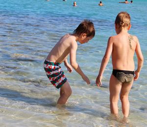 Дети играют на пляже на Кипре